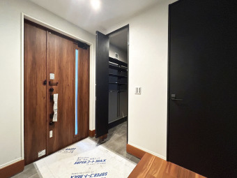 【施工例：Entrance】 シューズインクローゼットが設備されているため、スッキリとした玄関ホールで毎日お過ごしいただけます。