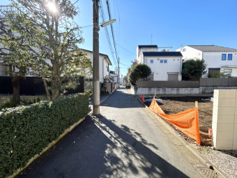 【前面道路】 小中学校や保育園が徒歩圏内に点在するため、共働きの子育て世帯にも安心な住環境。 「二子玉川」駅周辺にはショッピング施設が多く並んでおり、休日は多くの人で賑わう街並み。