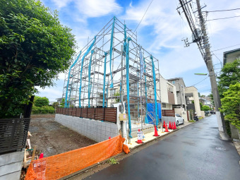 【外観：3月下旬撮影】 都心ながら自然豊かできれいな街並みでの暮らしが叶う「二子玉川」エリア。 南向き主採光のリビングルームは20帖の広さを誇り、勾配天井設計で開放感のある空間となっています。