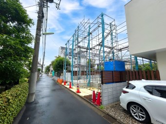 【外観：3月下旬撮影】 WICやSIC、リビング収納など豊富な収納プランニングでスッキリとした空間を創ることが出来ます。キッチン・洗面・浴室が集約されており、家事動線が良く他の作業や家族との時間が取れます。