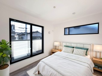 【施工例：Room】 全居室2面採光の明るい居室での暮らし。心地よい陽光射し込む安らぎの空間。