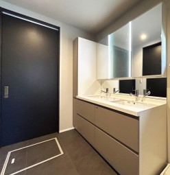 【Wash Room】 ２ボウルの洗面台。朝の準備など混みやすい時間帯でも不自由なく利用出来ます。