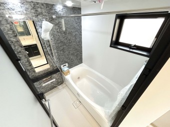 【Bath Room】 浴室暖房換気乾燥機搭載1坪バスルーム。 足を伸ばしてゆったりと浸かれるのはもちろん、洗い場も広さがあるので立ったりしゃがんだりする動作もスムーズに行えます。 