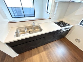 【Kitchen】 食洗器搭載のシステムキッチン。 家事の効率化が図れ、空いた時間に他の作業や家族との団らんを愉しめます。 