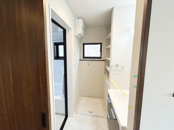 【Wash Room】 洗面室には収納棚が設備されています。 タオルやドライヤー、日用品などを置くことが出来ます。