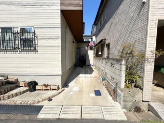 【Car Space】 車1台分と自転車を停めておくことが可能なスペースがあります。 前面道路の幅員が5ｍあるので、出入りする際スムーズに駐車を行えそうです。