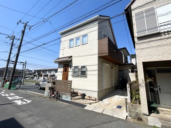 【リプラス限定公開】 2020年築浅中古戸建が販売開始！ カースペース付きの3LDKプランニング。西側は駐車場のため、角地のような開放的な立地となっています。