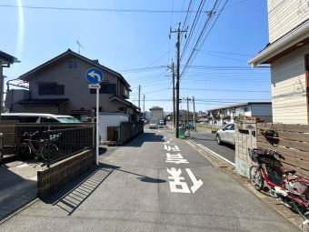 【前面道路】 スーパーやコンビニ、ドラッグストアなど商業施設が徒歩6分圏内に点在しています！普段の買い物が気軽に行けて生活が豊かになります。