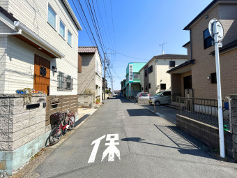 【前面道路】 幼稚園や保育園、小学校が徒歩3分圏内、中学校も徒歩圏内にあるので、子育て世代のファミリーでも安心して暮らせます。