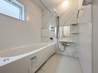 【Bath Room】 浴室暖房換気乾燥機搭載1坪バスルーム。 足を伸ばしてゆったりと浸かれるのはもちろん、洗い場も広さがあるので立ったりしゃがんだりする動作もスムーズに行えます。 