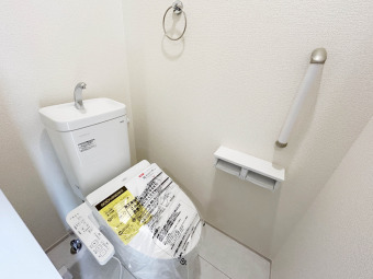 【Toilet】 各階にトイレがあるので、朝の慌ただしい時間帯に混む心配が減ります。わざわざトイレのために階段を昇り降りをせずに済みます。 