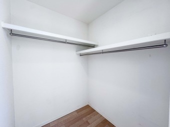 【ウォークインクローゼット】 1.7帖分あるWIC。ハンガーをかけられような仕様になっているので、洋服をかけておいたり、普段使わないような物を置いておくことで居室をキレイに利用可能。