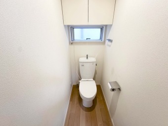 【1F Toilet】 2か所トイレがあるので、朝慌ただしい時間帯に混む心配が減ります。わざわざトイレのために階段を昇り降りをせずに済みます。