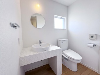 【3F Wash Room】 トイレと洗面台が近いと、トイレ使用後すぐに手洗いができるため、衛生面でも便利です。