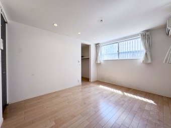 【Room：8帖】 各居室に収納が備わっているので、収納豊富で居室をキレイに広く利用可能。急な来客があっても困りません。