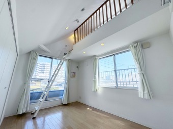 【Room：8.9帖】 バルコニーに面した居室。バルコニーが多く備わった邸宅なので、洗濯物を一度に沢山干すことが可能です。