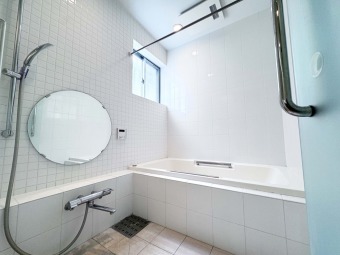 【Bath Room】 足を伸ばしてゆったりと浸かれるのはもちろん、洗い場も広さがあるので立ったりしゃがんだりする動作もスムーズに行えます。