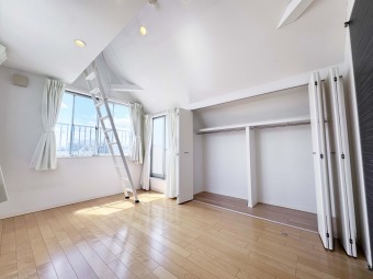 【Room：7帖】 全居室2面採光なので、居室を明るく照らしてくれます。ロフトにも窓が採用されているので、吹き抜け天井をさらに明るくしてくれます。