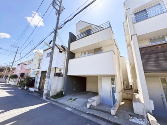 【外観】 東急田園都市線「駒沢大学」駅徒歩8分、東急世田谷線「三軒茶屋」駅、東急東横線「学芸大学」駅はバス込みで3駅3路線利用可能な好立地。