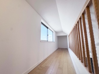 【Loft】 長く広いロフトが2つ備わっています。収納スペース、もしくは居室として利用するのも可能なので、実用性が高く、幅広い活用が出来ます。