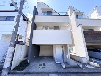 【外観】 東急田園都市線「駒沢大学」駅徒歩8分、東急世田谷線「三軒茶屋」駅、東急東横線「学芸大学」駅はバス込みで3駅3路線利用可能な好立地。