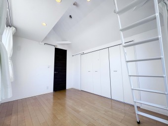 【Room：8.9帖】 バルコニーに面した居室。バルコニーが多く備わった邸宅なので、洗濯物を一度に沢山干すことが可能です。