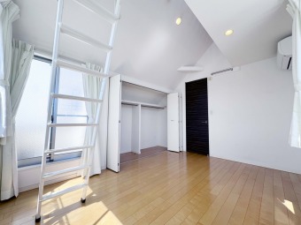 【Room：7帖】 全居室2面採光なので、居室を明るく照らしてくれます。ロフトにも窓が採用されているので、吹き抜け天井をさらに明るくしてくれます。