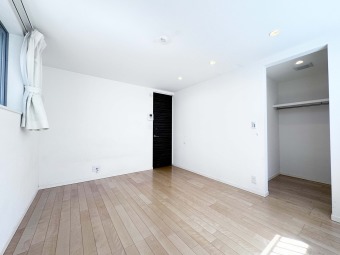 【Room：8帖】 WICが備わった居室。オープン仕様になっているので、居室がより広く感じやすくなります。南に面している窓もあるので、暖かな空間を創り出します。