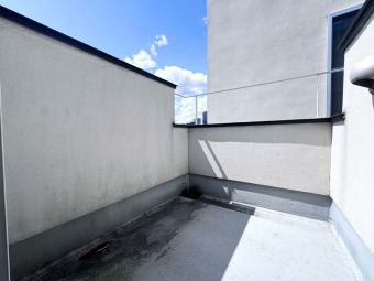 【Balcony】 バルコニーが多く備わった邸宅なので、洗濯物を一度に沢山干すことが可能です。