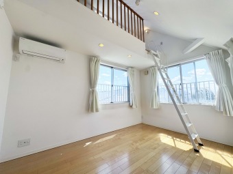 【Room：7帖】 全居室2面採光なので、居室を明るく照らしてくれます。ロフトにも窓が採用されているので、吹き抜け天井をさらに明るくしてくれます。