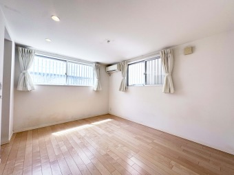 【Room：8帖】 各居室に収納が備わっているので、収納豊富で居室をキレイに広く利用可能。急な来客があっても困りません。