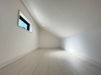 【小屋裏収納】 隠し階段を昇れば隠れ家的な空間の小屋裏収納がおり、収納スペースとしてお使いいただけます。