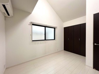 【Room：5.5帖】 全居室収納完備。すっきりとした空間での暮らしが可能。