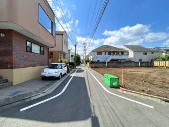 【前面道路】 幼稚園や保育園、小中学校が徒歩13分圏内に点在しており、子育て世代のファミリーでも安心して暮らせます。
