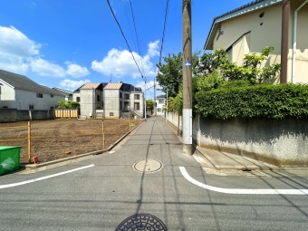 【前面道路】 スーパーやコンビニが徒歩7分圏内に点在しており、お買い物が気軽に行けて、生活を豊かにしてくれます。