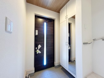 【施工例写真：Entrance】