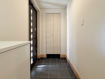 D号棟 【Entrance】 