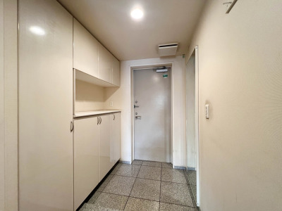 【Entrance】（リフォーム前写真）