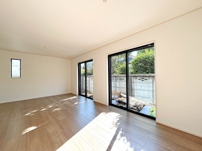 【LDK：A号棟】
本画像はCGで作成しており、実際に現地に家具は配置しておりません。また、価格に家具は含まれません。