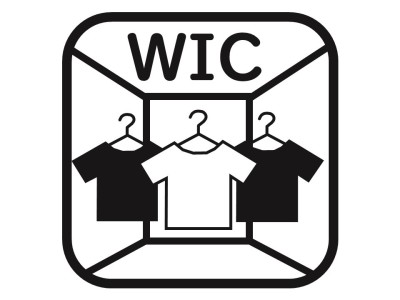 【ウォークインクローゼット】スペースが確保されているため、アイテムごとに収納を分けて整理することができます。棚やハンガーパイプ、引き出しを配置することで、衣類や小物を見やすく、取り出しやすくできます。