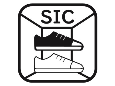 【シューズインクローゼット】靴だけでなく、ベビーカーや遊び道具なども一緒に収納できます。扉があるので、来客があってもプライバシー性のある収納となっています。