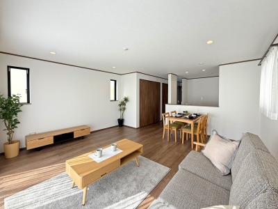 A号棟 【LDK：20帖】
本画像はCGで作成しており、実際に現地に家具は配置しておりません。また、価格に家具は含まれません。