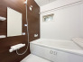 【Bath Room】
浴室乾燥機付きの1坪タイプのバスルーム。足を伸ばしてゆったりと浸かれるのはもちろん、洗い場も広さがあるので立ったりしゃがんだりする動作もスムーズに行えます。