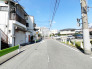 【前面道路】
前面道路は車通り少なめで広々としています。