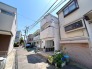 【外観】（2月下旬撮影）
北側約4ｍ二に面した立地。
交通量の少ない道路のため、小さなお子様のいるご家庭に安心な住環境。