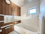 【Bath Room】
浴室暖房換気乾燥機搭載1坪バスルーム。
足を伸ばしてゆったりと浸かれるのはもちろん、洗い場も広さがあるので立ったりしゃがんだりする動作もスムーズに行えます。
