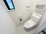 【Toilet】（2階）
各階にトイレがあるので、朝の慌ただしい時間帯に混む心配が減ります。わざわざトイレのために階段を昇り降りをせずに済みます。
