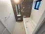 【Bath Room】
浴室暖房換気乾燥機搭載1坪バスルーム。
足を伸ばしてゆったりと浸かれるのはもちろん、洗い場も広さがあるので立ったりしゃがんだりする動作もスムーズに行えます。
