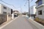【前面道路】
幼稚園や保育園、小中学校の教育施設が徒歩圏内にあるので、共働きの子育て世帯の方にも安心な住環境。
