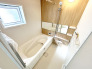 【Bath Room】
浴室暖房換気乾燥機搭載1坪バスルーム。
足を伸ばしてゆったりと浸かれるのはもちろん、洗い場も広さがあるので立ったりしゃがんだりする動作もスムーズに行えます。
